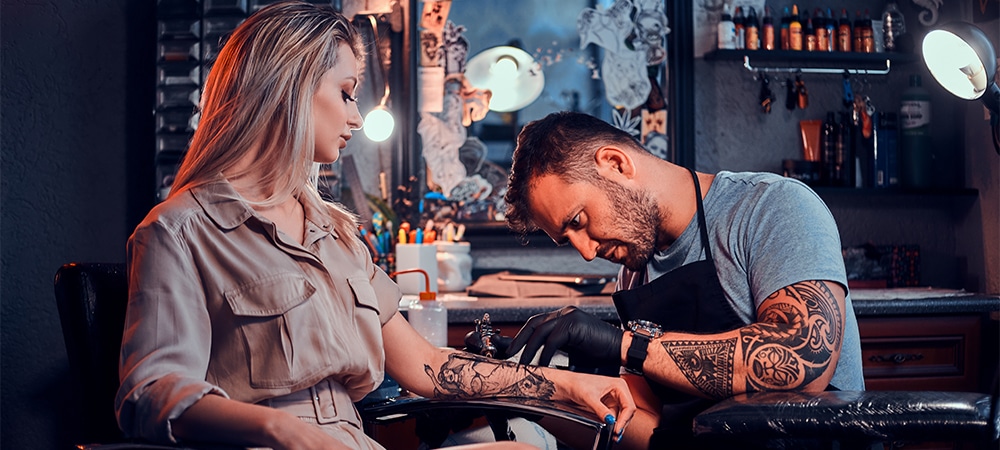 experienced tatto artist in tatto studio