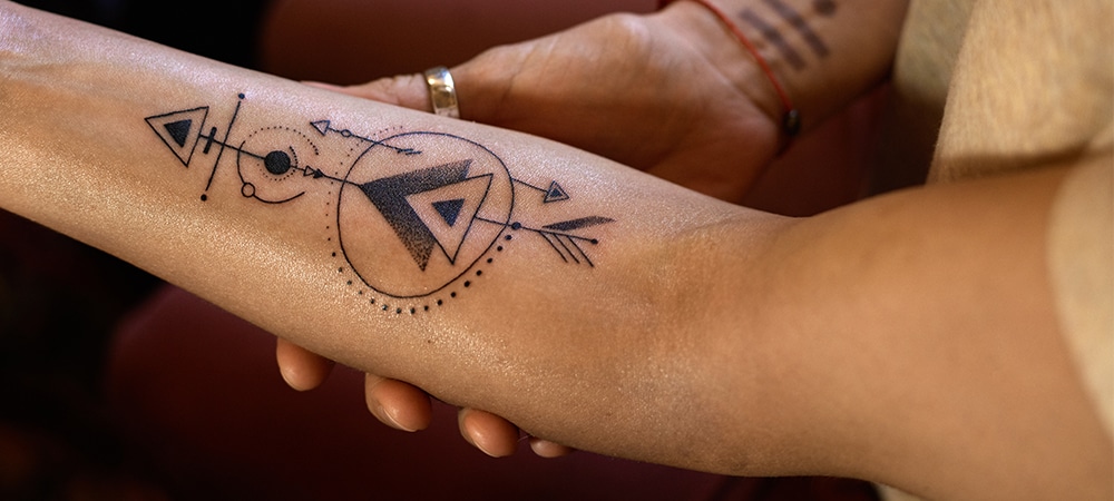 creative arrow tattoo on women hand